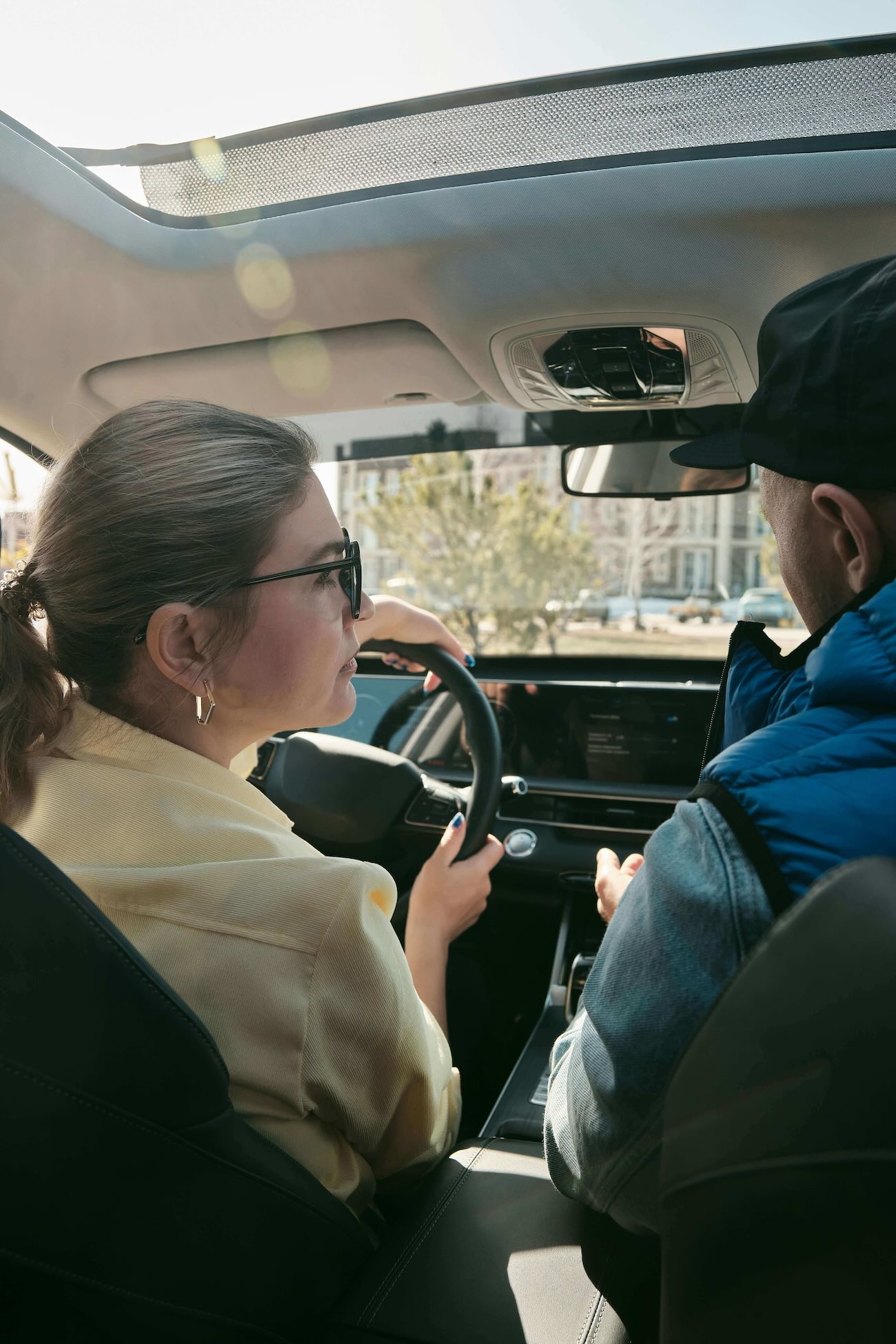 Kokenut ajo-opettaja opettamassa oppilasta autossa.